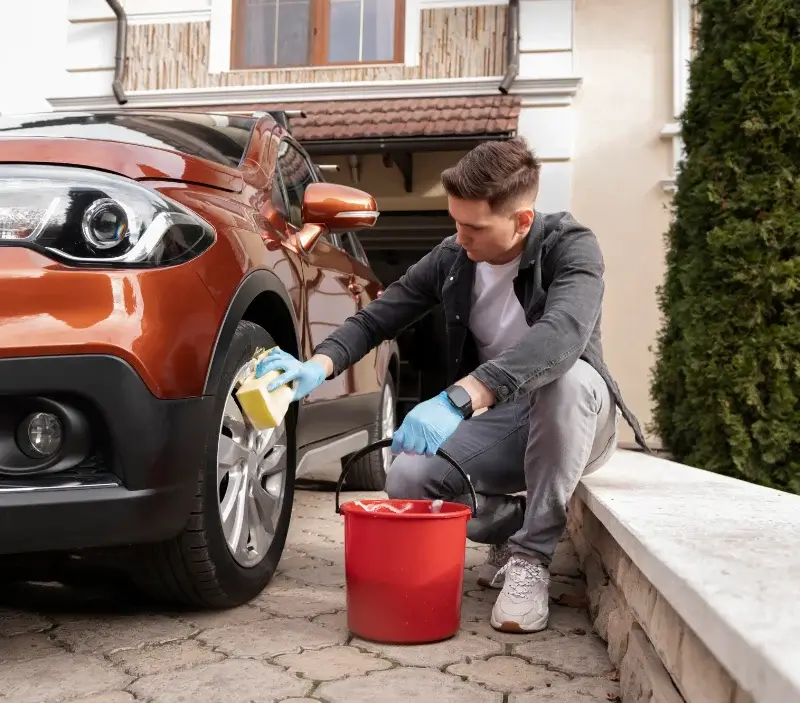 Lavage auto à domicile Videlles : professionnel intervenant sur un véhicule